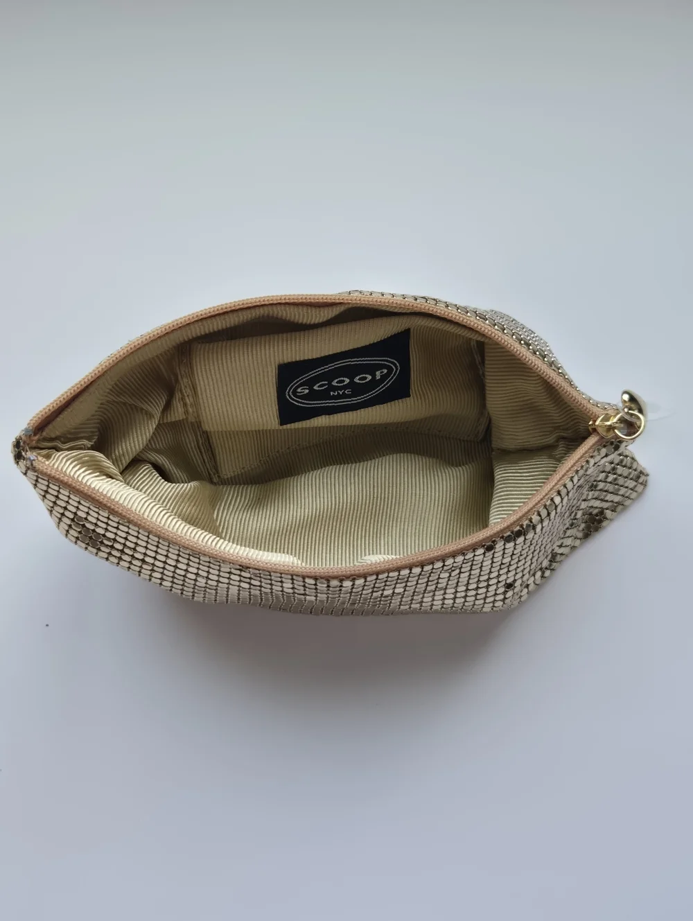 NWOT Scoop NYC Gold Metal Mesh Evening Clutch w Heart Zipper Pull - Deadstock - Picture 2 of 9
